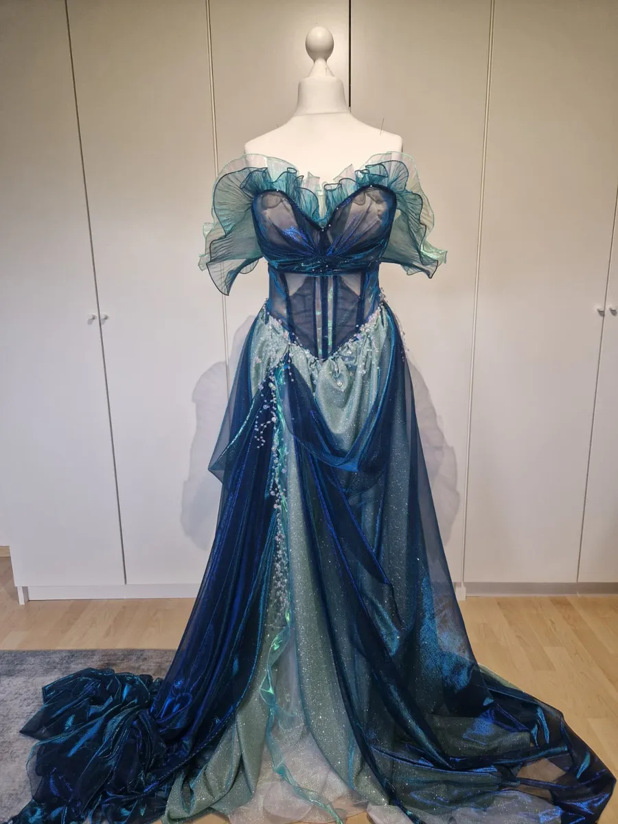 Schimmerndes Meerjungfrauen-Kleid in Blau und Türkis mit Organza-Rüschen und Perlenranken